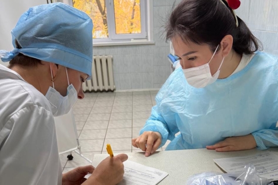 Медицина қызметкерлерін вакцинациялау